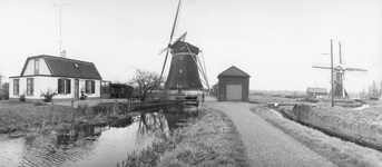 351738 Gezicht op de Westbroekse Molen (Nedereindsevaart 3) en de Buitenwegse Molen (Nedereindsevaart 2) te Oud-Zuilen ...